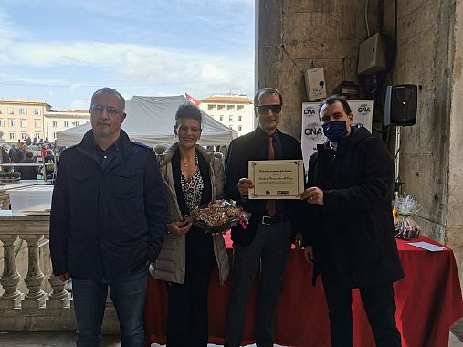 Piero Pierini e Manuela Taviani del Panificio Pierini con il sindaco di Castelnuovo vdc Alberto Ferrini
