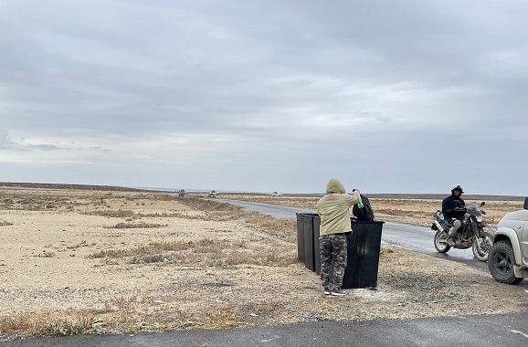 Cassonetti per i rifiuti nel deserto del Mangystau - foto Blue Lama