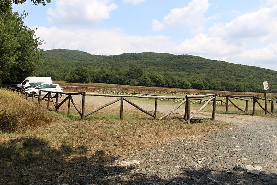 Il parcheggio, oltre il fiume, a cui non sarà più possibile accedere